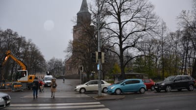 Fotgängare går över gatan vid Åbo Domkyrka.