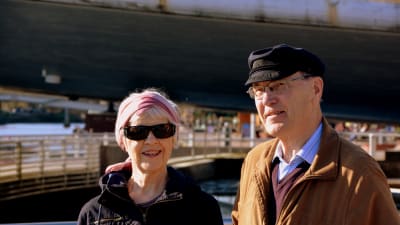 Två personer njuter av kvällssolen.