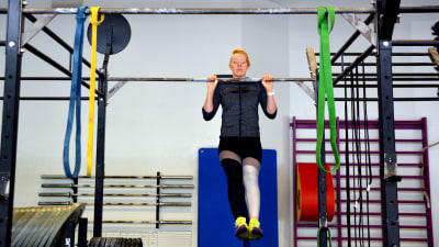 Matilda Nyqvist gör pull-ups