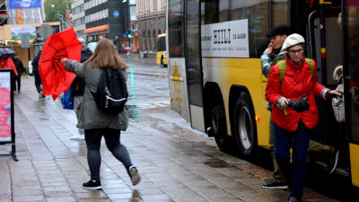 Människor stiger av en buss på Slottsgatan.