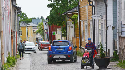 Kullerstensgata i Borgå med livlig trafik. 