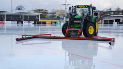 Traktor "sopar" bort vatten från centralidrottsplanen i Borgå 17.02.20