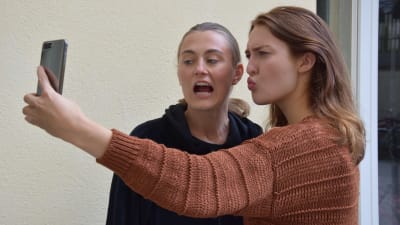 Ellen (Vivi Lindberg) och Linnéa (Siri Fagerudd) tar en selfie.