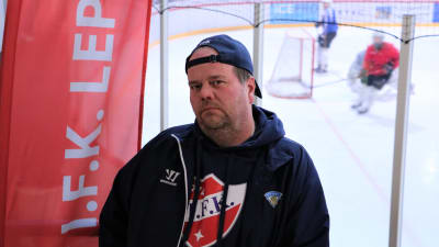 Verksamhetsledare i IFK Lepplax hockeyförening (Pedersöre) Robert Kronlund i ishallen