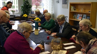 Klienter spelar bingo på dagverksamheten i Ekenäs.