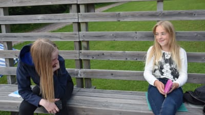 Två flickor på publikläktare