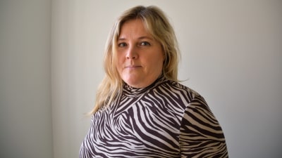 Kvinna i zebrarandig blus