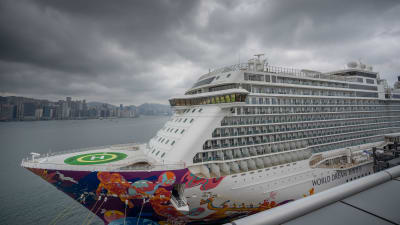 Kryssningsfartyget Dream World med 3 600 personer ombord har försatts i karantän i Hongkong. Minst tio personer ombord har infekterats av viruset.