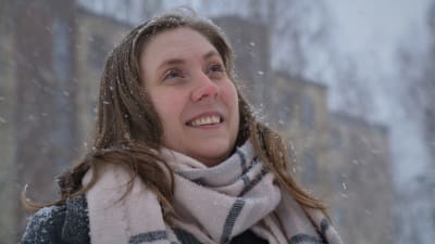 Anette Karlsson tittar upp på snöflingorna som dalar ner. 