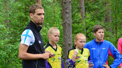Fredric Portin i skogen med FSO-juniorer.