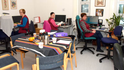 Sjukskötarna Clara Johansson, Jenny Bussman och Pia Selenius jobbar på Raseborgs mentalvårdscenter.