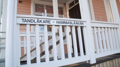 Trappan och trappräcket till tandmottagningen i Ekenäs. Skylt där det står tandläkare-hammaslääkäri på trappräcket.