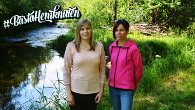 Två kvinnor står vid en å.