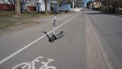 En elsparkcykel parkerad mitt på cykelvägen längs Flemingsgatan i Ekenäs.