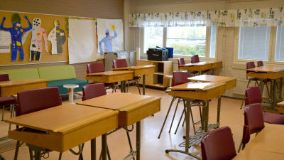 Ett klassrum med pulpeter
