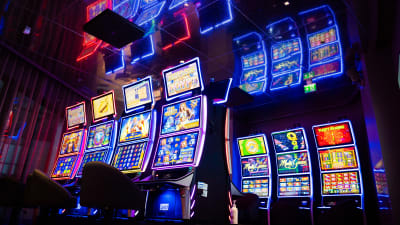 Spelautomater i nyöppnade Tammerforsarenans kasino.