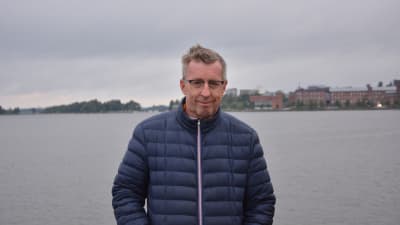Christoffer Wiik står i inre hamnen i Vasa.