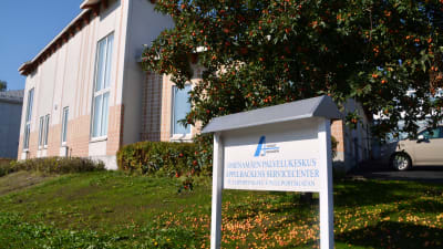Äppelbackens servicehus i Borgå september 2017 (obs! Äpplena under skylten)