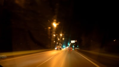 Bilar på en landsväg på natten