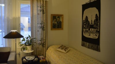 Planlösningen är öppen i lägenheten i den här lägenheten i Villa Hannus