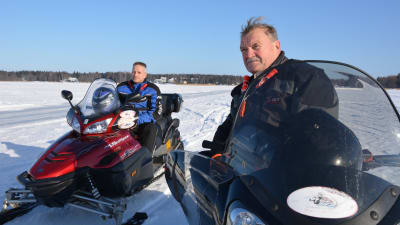 Håkan Bodö (till vänster) och Juhani Ahola från Waasa Snowmobile.