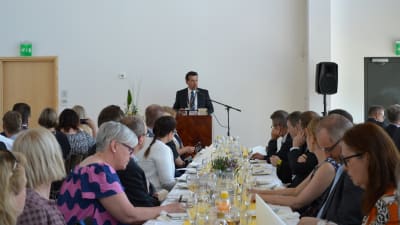 Jonas Åkerman från Wärtsilä håller ett anförande på invigningen av energilaboratoriet i Vasa.