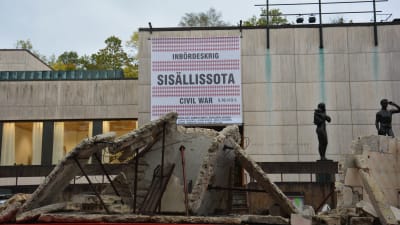 Bitar av ett bombaderat hus utanför Wäinö Aaltonens museum.