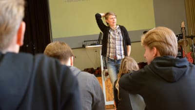 Virve Savoila föreläser i Lovisa gymnasium.
