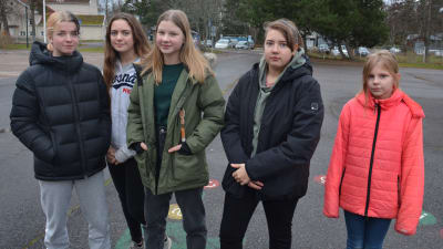 Ungdomar på skolgården i Korpo.
