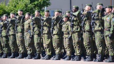 Beväringar svär krigsmannaed i borgå.