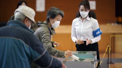 Äldre japanska väljare röstar i en vallokal i Tokyo.