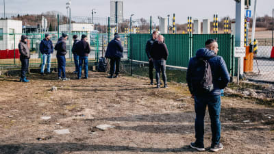 Omaiset odottivat Ukrainasta saapuvia ihmisiä Puolan rajalla.