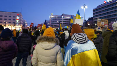 Personer har samlats på Vasa torg för att visa stöd för Ukraina. 