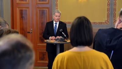 Sauli Niinistö på en pressträff i Borgå stadshus.