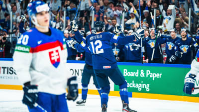 Marko Anttila firar mål.