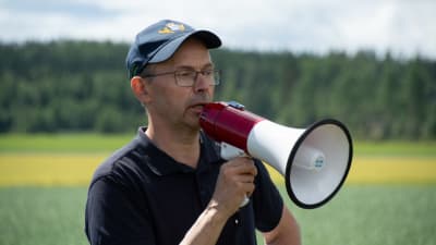 Försöksledare Patrik Erlund som jobbar på Nylands Svenska Lantbrukssällskap
