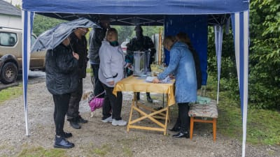 Lokalbefolkningen deltar i en "folkomröstning" i en vallokal i Luhansk.
