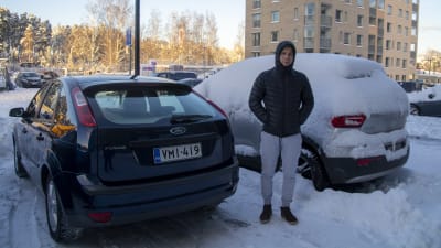 Erik Lönnström står bredvid sin snöfria bil på Rådmansgatan i Borgå.