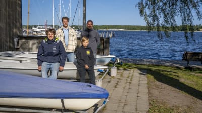 Fyra män står vid havet.