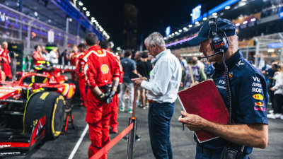 Adrian Newey står och tittar på en Ferrari.
