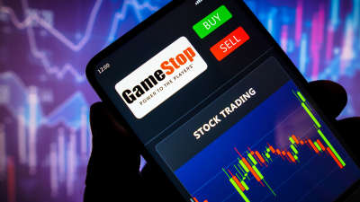 En mobilskärm med spelbolaget Gamestops logotypaktiekurser och köp- och säljsknappar: "Buy" och "Sell".