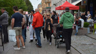 Street Food-festivalen lockade många att smaka på snabbmat längs gågatan i Vasa.