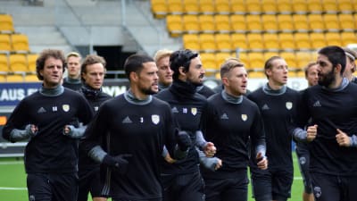 SJK-spelarna värmer upp på hemmaplan.