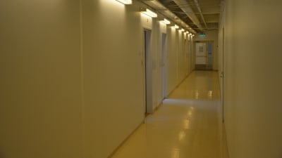 lång korridor med rum på Yrkeshögskolan Novias tidigare fastighet. 