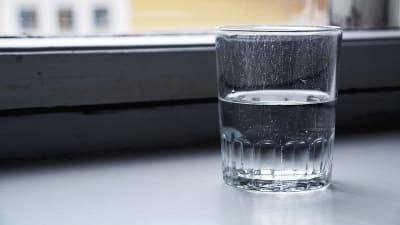 Vatten i ett glas.