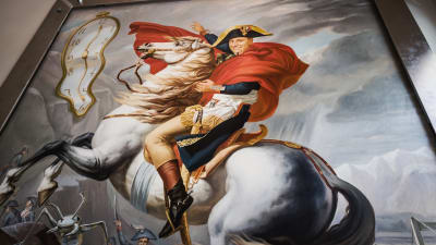 En tavla på Ted Wallin i Napoleon utstyrsel ridande på en vit häst.