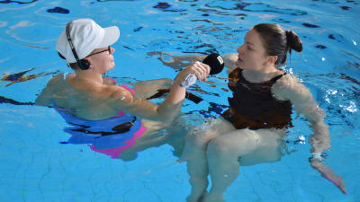 Malin Valtonen intervjuar Julia Salmela i en simbassäng.