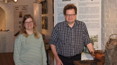 Museichef Laura Lotta Andersson och arkeolog Jan Fast. 