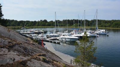 Motorbåtar och segelbåtar vid klipporna i Örö gästhamn.