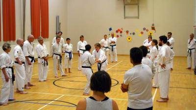 Karateträning på gång i Kaitsor.